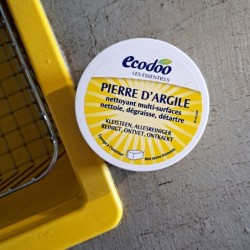 Pasta curatare multisuprafete ecologica fara fosfati cu burete inclus.
